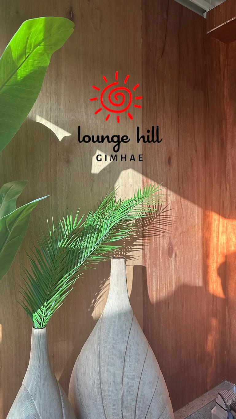실내 벽의 lounge hill 로고 사인과 조명